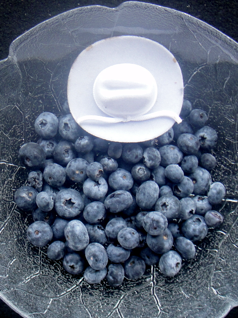 Blueberries in bowl with white hat