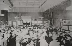 Crowds in the Stawell Gallerry, Melbourne, to view Light of The World